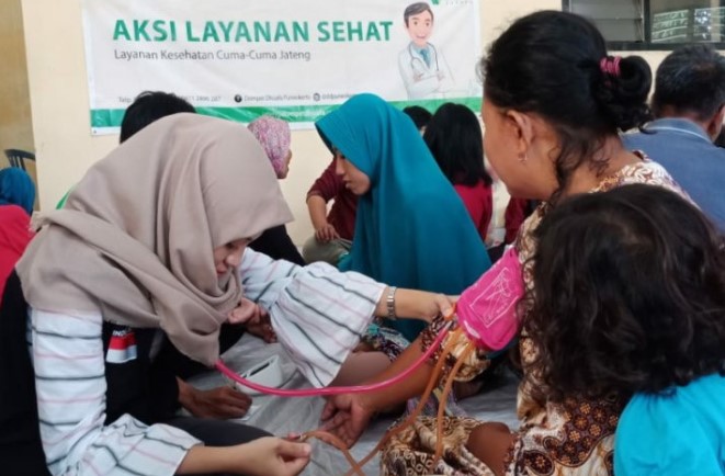tim medis Layanan Kesehatan Cuma-Cuma (LKC) Dompet Dhuafa Jateng memeriksa warga di sejumlah titik pengungsian banjir di Kabupaten Pekalongan Senin (24/2). Warga sudah mulai mengeluh gatal-gatal pada area kaki, pusing, serta demam. (ANTARA))