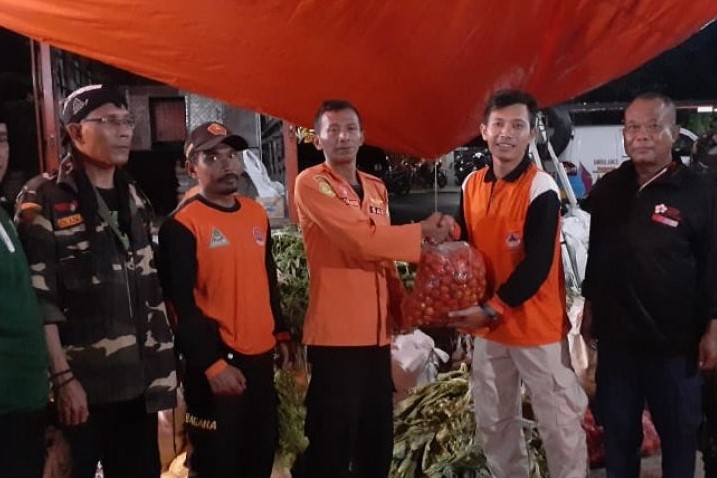 Tim BPBD Banjarnegara dan relawan mengirimkan bantuan untuk korban banjir Pekalongan (ANTARA)