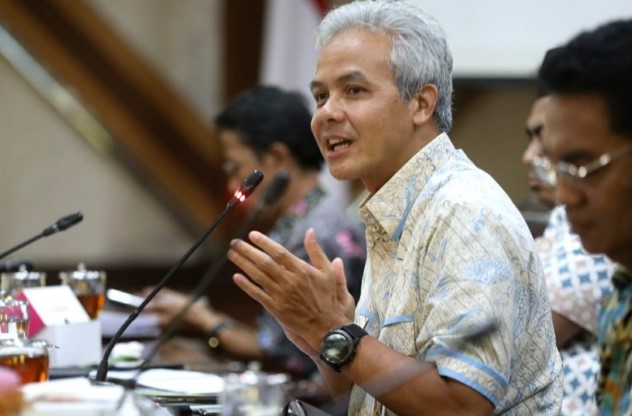 Gubernur Ganjar Pranowo saat memimpin Rapat Koordinasi "Penanggulangan Dampak Virus Corona Terhadap Perekonomian Jawa Tengah". (Foto : ANTARA)