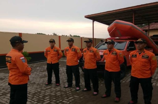 Tim Kantor SAR Cilacap persiapan mencari nelayan yang hilang setelah perahunya terbalik di Pantai Selatan Purworejo. ANTARA