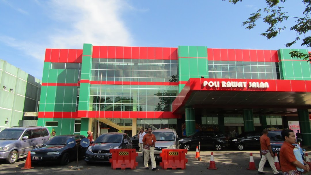 Bupati Banyumas Achmad Husein saat memberi keterangan pers di Ruang Joko Kahiman, Rumah Dinas Bupati Banyumas, Purwokerto, Kabupaten Banyumas, Jawa Tengah,  terkait dengan adanya seorang warga yang suspect COVID-19 dan dirawat di ruang isolasi RSUD Banyumas. ANTARA