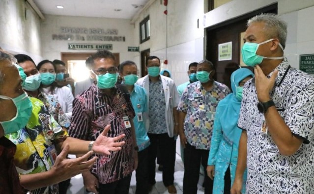 Gubernur Jawa Tengah Ganjar Pranowo mengecek kesiapan RSUD Dr. Moewardi dalam menangani pasien yang diduga terinfeksi virus Corona jenis baru (COVID-19). (ANTARA)