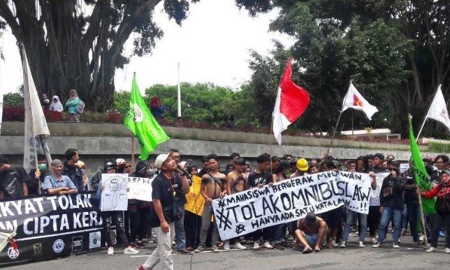 Para mahasiswa dan buruh melakukan orasi di depan Gedung DPRD Kabupaten Temanggung, Jateng, menolak RUU Omnibus Law Cipta Kerja. (ANTARA/Heru Suyitno)