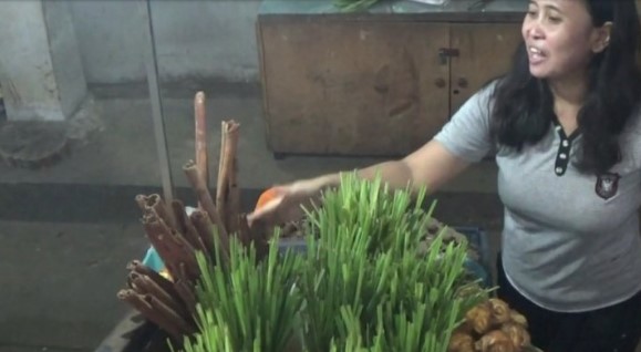 Penjual rempah di Pasar Peterongan, Ida Mayasari, sedang menata dagangannya. (ANTARA)