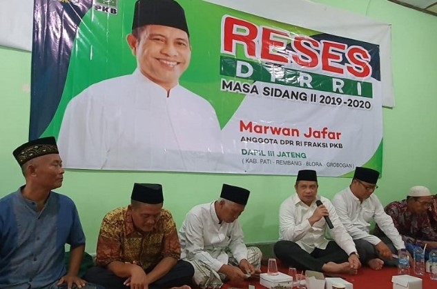 Anggota Komisi VI DPR RI Marwan Jafar di sela-sela reses di Kabupaten Rembang, Jawa Tengah, Senin (09/03). (ANTARA)