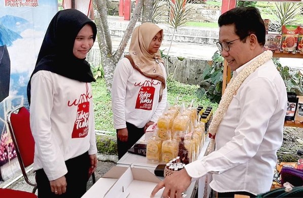 Menteri Desa PDTT Abdul Halim Iskandar saat mengunjung stan Tuka Tuku Purbalingga di destinasi wisata Lembah Asri "D'Las", Desa Serang, Kecamatan Karangreja, Kabupaten Purbalingga, Jawa Tengah, Selasa (10/03). (ANTARA)