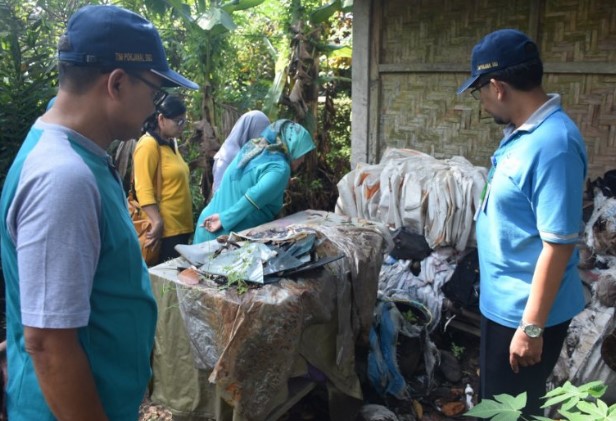 Tim Pokjanal DBD Sleman melakukan penyisiran di area kebun warga di Dusun Kepitu, Desa Trimulyo Kecamatan Sleman dalam kegiatan Pemberantasan Sarang Nyamuk (PSN). Foto Antara
