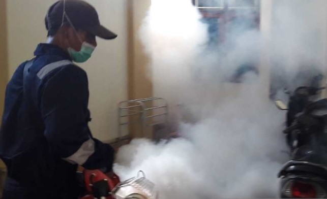 Pengasapan dilakukan di salah satu daerah di Kabupaten Temanggung untuk mencegah penyebaran DBD. ANTARA