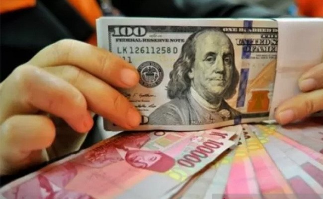 ILUSTRASI: Lembaran mata uang rupiah dan dolar AS. ANTARA