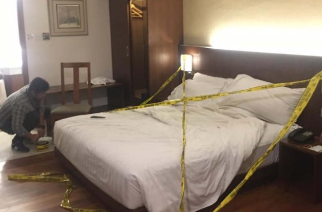 Petugas Ditkrimsus Polda Jateng sedang melakukan olah TKP kasus prostitusi di sebuah hotel di Semarang, Kamis. (ANTARA)