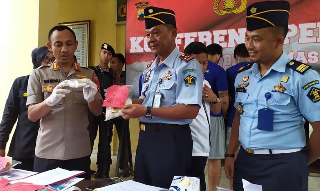 Kapolresta Banyumas Kombes Pol Whisnu Caraka (kiri) dan Kalapas Kelas II A Purwokerto Ismono (tengah) saat konferensi pers di Mapolresta Banyumas, Purwokerto, Kabupaten Banyumas, Jawa Tengah, Jumat (13/03). ANTARA