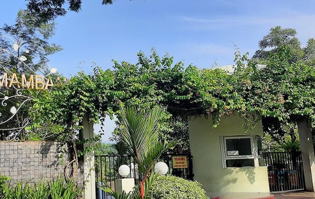 Taman Balai Kemambang, Purwokerto, Kabupaten Banyumas, Jawa Tengah, ditutup sementara sejak Senin (16/3/2020) pagi hingga 14 hari ke depan sebagai upaya pencegahan penularan COVID-19 atau virus corona. ANTARA/Sumarwoto