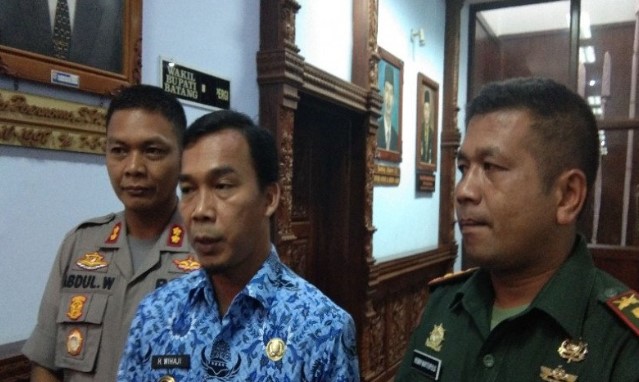 Bupati Batang Wihaji bersama Kapolres Batang AKBP Abdul Waras dan Dandim 0736/ Batang Letkol. Kaveleri Henry Napitupulu saat memberikan keterangan pers seputar masalah kasus Covid-19. (ANTARA)