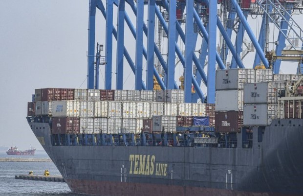 Ilustrasi: Pekerja Kapal Temas Line melakukan aktivitas bongkar muat di Pelabuhan Bongkar Muat Tanjung Priok milik Pelindo II, Jakarta (ANTARA)