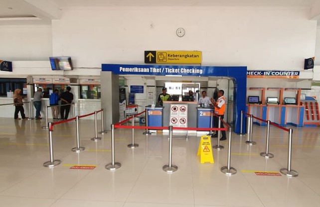 PT KAI Daop 5 Purwokerto memasang garis pembatas di area pelayanan Stasiun Kutoarjo, Kabupaten Purworejo, Jawa Tengah, sebagai implementasi dari imbauan pemerintah terkait dengan jarak interaksi sosial (social distancing). ANTARA