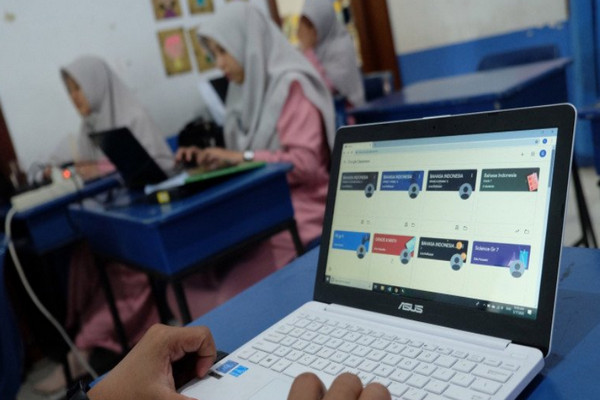 Arsip Foto: Guru memberikan tugas dan berinteraksi dengan siswa lewat Google Classroom. (Foto&keterangan: Antara).