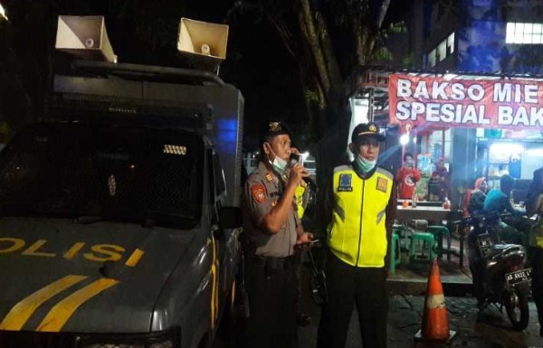 Kepolisian Resor Temanggung, melakukan sosialisasi dan patroli membubarkan kerumunan di titik-titik keramaian guna mengantisipasi penyebaran virus corona (COVID-19). ANTARA