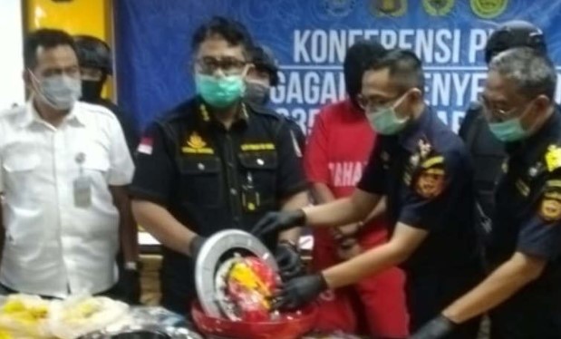 Petugas Kantor Bea Cukai Tanjung Emas Semarang menunjukkan sabu yang digagalkan pengirimannya, Senin. (ANTARA)