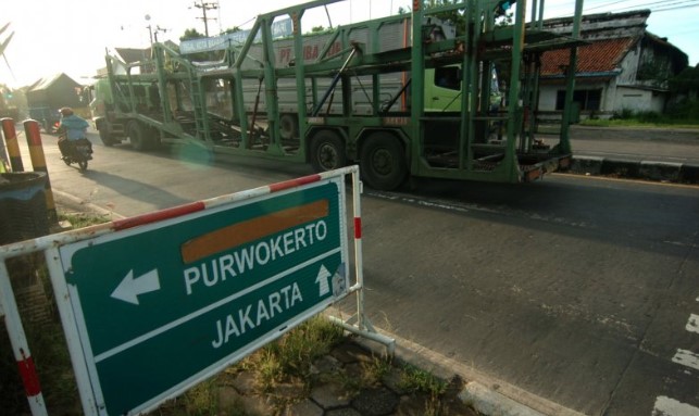 Ilustrasi - Kendaraan melintas di jalur Pantura, Tegal, Jawa Tengah, Minggu (22/03). ANTARA