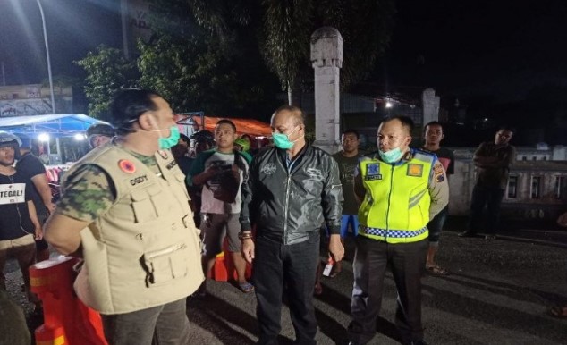 Kepala Satuan Lalu Lintas Polres Kota Tegal AKP Bakti Kausar bersama Wali Kota Tegal melakukan pantauan arus lalu lintas kendaraan setelah dilakukan rekayasa arus kendaraan di jakur titik keramaian Kota Tegal. ANTARA