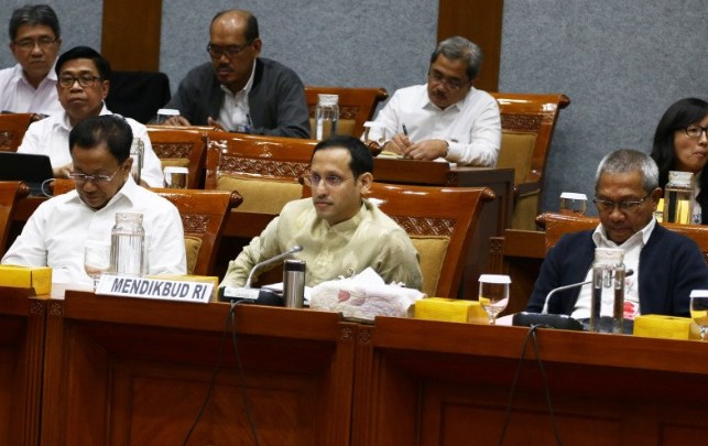 Mendikbud Nadiem Makarim (tengah) mengikuti rapat kerja dengan Komisi X DPR di Kompleks Parlemen, Senayan, Jakarta, Kamis (20/02). ANTARA