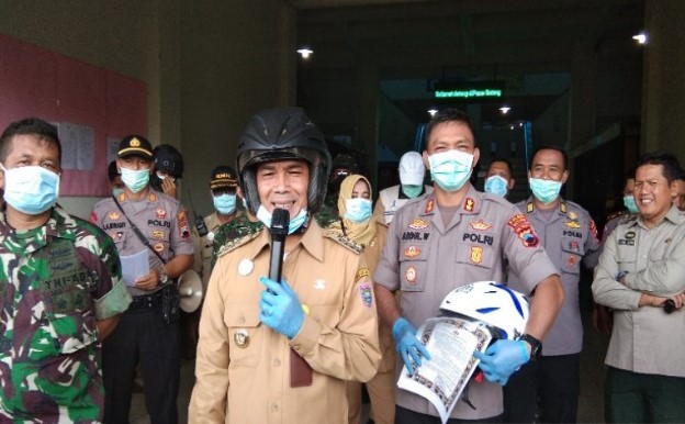 Bupati Batang Wihaji bersama Kapolres Batang AKBP Abdul Waras dan Komandan Kodim 0736/Batang Letkol Kaveleri Henry Napitupulu usai melakukan sosialisasi pada para pedagang di Pasar Induk Batang, Selasa (24/03). (ANTARA/HO/Kutnadi)