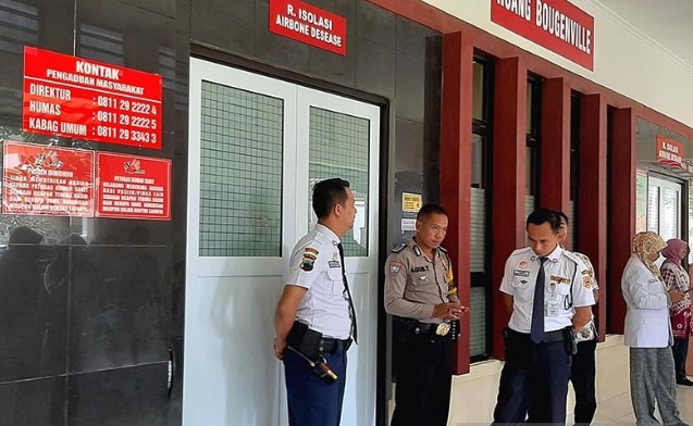 Arsip foto - Petugas keamanan berjaga di depan ruang isolasi RSUD Prof. Dr. Margono Soekarjo (RSMS) Purwokerto, Kabupaten Banyumas, Jawa Tengah, Jumat (06/03). ANTARA/Sumarwoto