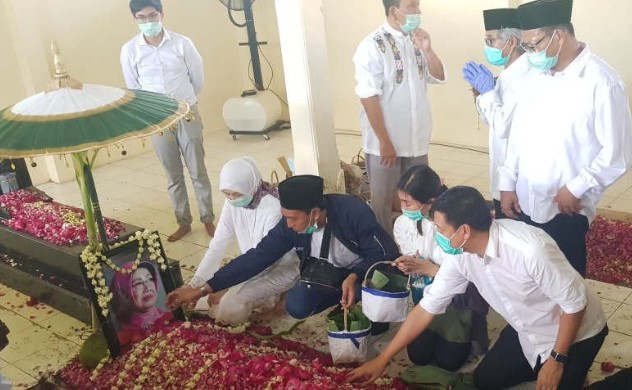 Pelayat memberikan penghormatan terakhir untuk ibunda Presiden Joko Widodo, Sudjiatmi Notomihardjo, di makam keluarga di Mundu, Karanganyar, Kamis. (ANTARA)