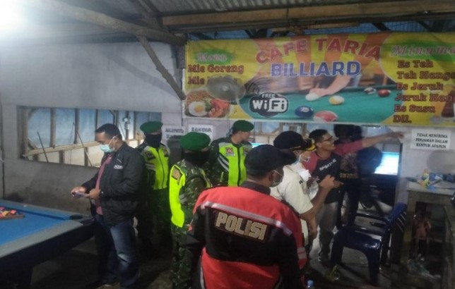 Petugas gabungan terdiri atas Satpol PP Kabupaten Batang, TNI, dan Polri saat melakukan patroli untuk membubarkan tempat hiburan yang masih nekad beraktivitas di tengah wabah virus corona. (ANTARA)