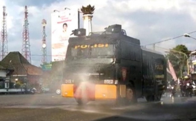 Polres Banjarnegara semprotkan cairan disinfektan cegah COVID-19 (ANTARA)