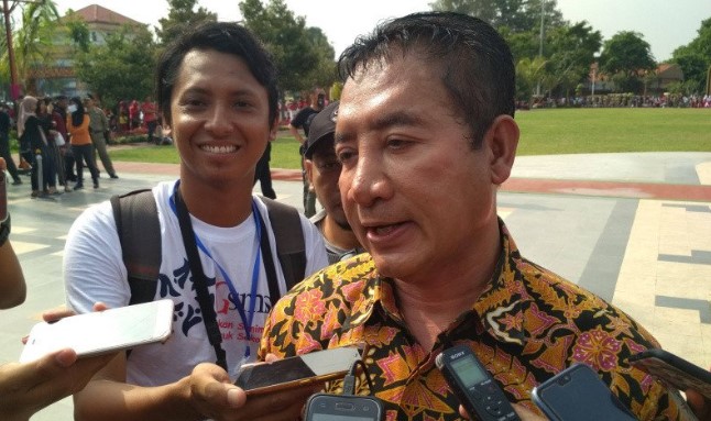 Anggota Komisi IX DPR RI Imam Suroso saat diwawancarai awak media di Alun-alun Pati, Jawa Tengah, pada November 2019. (FOTO ANTARA)