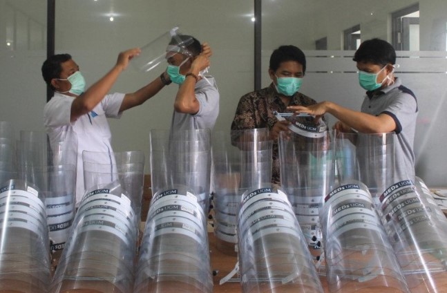 Alat pelindung wajah atau face shield yang dibuat mahasiswa Universitas Muria Kudus dan nantinya bakal dibagikan secara gratis kepada tenaga medis yang berjuang menangani penyakit COVID-19. ANTARA