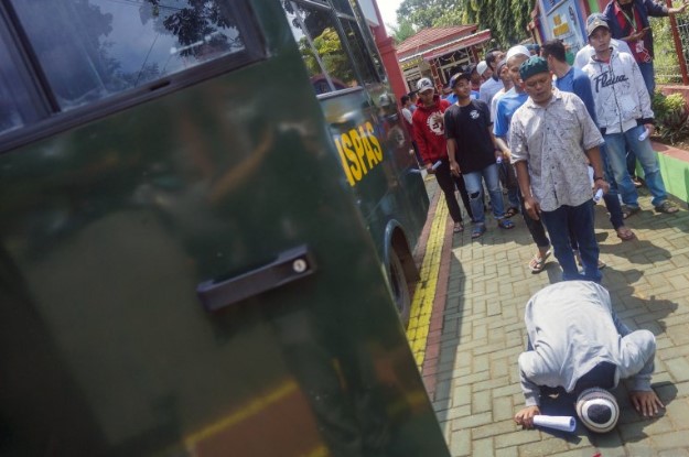 Warga binaan melakukan sujud syukur usai menerima surat kelengkapan pembebasan di Rutan Klas IIB Kabupaten Batang, Jawa Tengah, Kamis (2/4/2020). ANTARA FOTO/Harviyan Perdana Putra/aww.