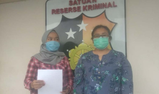 Seorang warga Semarang, Oktavia Eko Wati (kanan), didampingi penyidik Polrestabes Semarang usai membuat pernyataan minta maaf atas sebaran hoaks terkait Corona di Semarang, Selasa. (ANTARA/HO-Humas Polrestabes Semarang)