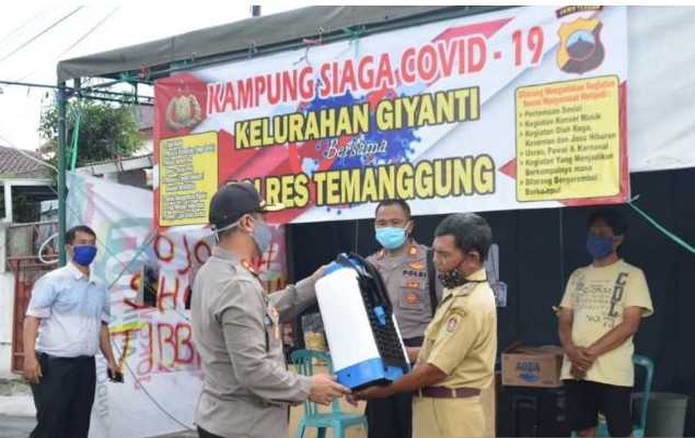 Kapolres Temanggung AKBP Muhamad Ali menyerahkan alat semprot untuk Kampung Siaga Covid-19 di Kelurahan Ciyanti. ANTARA/Heru Suyitno