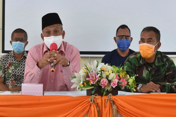 Ketua Umum Gugus Tugas Percepatan Penanganan COVID-19 Kabupaten Boyolali, Masruri (kiri depan), bersama jajarannya saat memberikan keterangan satu warganya positif COVID-19, di Posko Satgas COVID-19 kantor BPBD Boyolali, Minggu (19/4/2020). (Foto&keterangan: Antara).