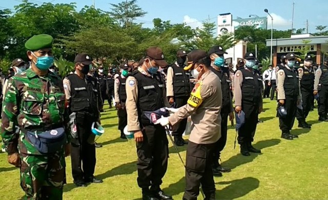 Kapolres Kudus AKBP Catur Gatot Efendi membagikan  first aid kit COVID-19 atau P3K (pertolongan pertama pada kecelakaan) di halaman Markas Polres Kudus, Senin (20/04), tidak hanya untuk ratusan personel Polres Kudus, tetapi juga kepada anggota Kodim 0722/Kudus. ANTARA