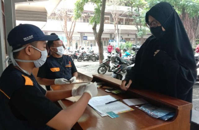 Pembagian voucer untuk Ramadhan kepada para mahasiswa. (ANTARA)