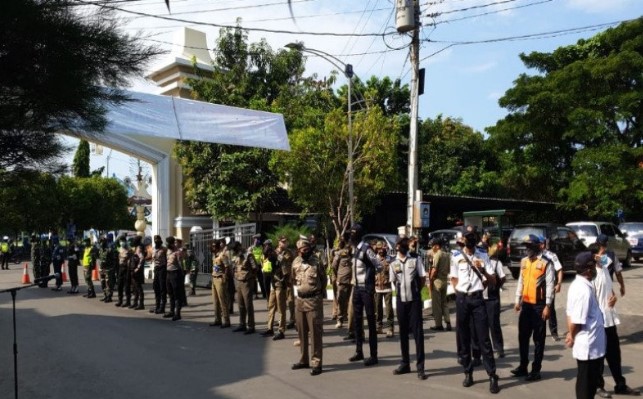 Petugas gabungan dari Pemerintah Kota Tegal, TNI, dan Polri dalam rangka persiapan pemberlakuan pembatasan sosial berskala besar (PSBB). (ANTARA)