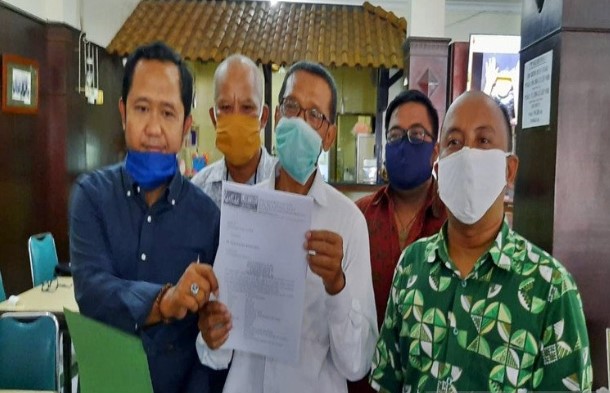 LSM Yayasan Mega Bintang bersama advokat Law Firm Surakarta saat menunjukkan surat gugatan kepada Menkumham terkait kebijakan asimilasi mantan napi, di Solo. (ANTARA/Bambang Dwi Marwoto)