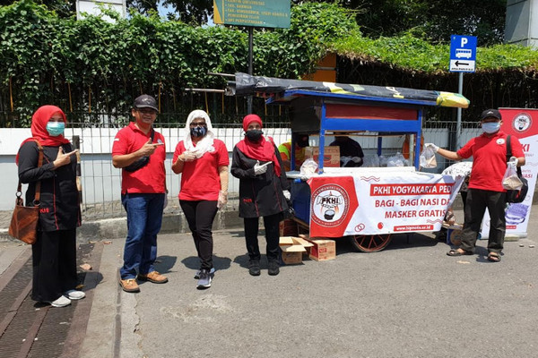 Pembagian makan siang dan masker gratis di Yogjakarta oleh DPP PKHI, kegiatan dipusatkan di Papringan, depan kampus UIN Kalijaga, Rabu (22/4/2020). (Foto: Istimewa).