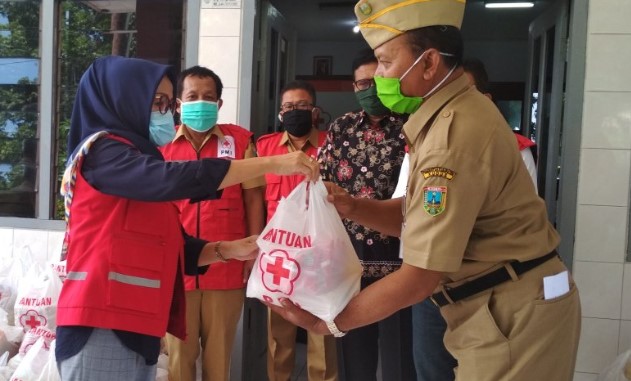 Ketua PMI Kabupaten Kudus Rina Budhy Ariani saat menyerahkan bantuan paket sembako secara simbolis kepada perwakilan kecamatan di Kantor PMI Kabupaten Kudus, Jawa Tengah.ANTARA
