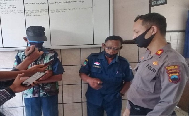 Polisi saat mengamankan dua dari tiga pelaku yang terlibat praktik pungli di 142 toko, Kecamatan Pasar Kliwon Solo, Senin (27-4-2020). ANTARA/Bambang Dwi Marwoto