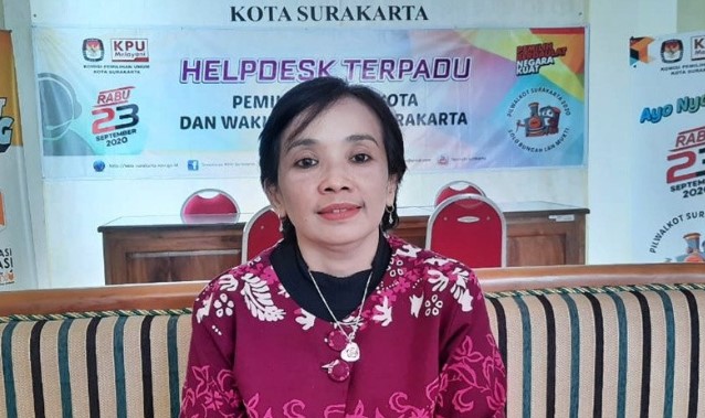 Ketua KPU Kota Surakarta saat memberikan keterangan kegiatan KPU selama wabah COVID-19, di Solo. (ANTARA/Bambang Dwi Marwoto)