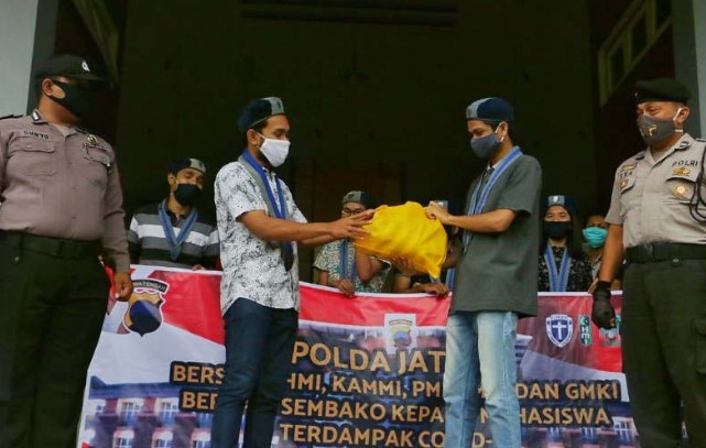 Polda Jateng membantu pasokan bahan kebutuhan pokok untuk mahasiswa di provinsi ini yang tidak mudik, Sabtu. (ANTARA/ HO-Bid.Humas Polda Jateng)