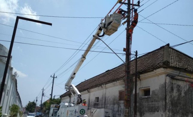 Ilustrasi-Sejumlah pegawai PLN tengah melakukan perawatan sambungan listrik. PLN pastikan tidak ada kenaikan tarif untuk pelanggan. (ANTARA/Aris Wasita)