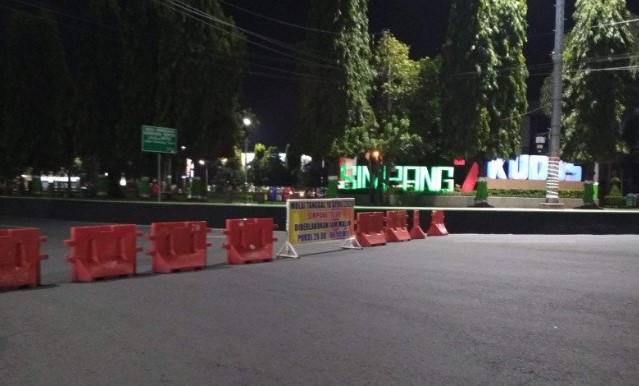 Suasana pembatasan jalam malam di kawasan Alun-alun Kudus, Jawa Tengah, (ANTARA/Akhmad Nazaruddin Lathif)