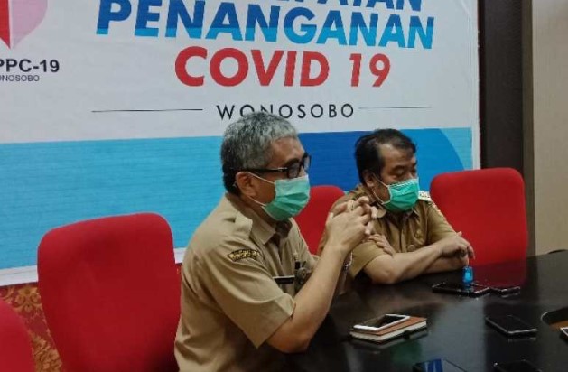 Sekda Kabupaten Wonosobo One Andang Wardoyo (kiri) dan Bupati Wonosobo Eko Purnomo (kanan) memberi keterangan pers terkait penutupan sementara Rita Pasaraya Wonosobo. (ANTARA/HO-Dinas Kominfo Kab Wonosobo)