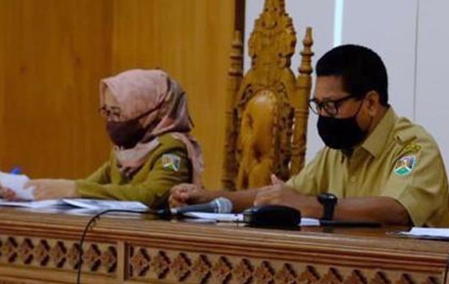 Wali Kota Magelang, Jateng Sigit Widyonindito (kanan) memimpin rapat persiapan pemkot setempat menghadapi Idul Fitri 1441 Hijriah, Senin (18/5/2020). (FOTO ANTARA/HO-Bagian Prokompim Pemkot Magelang)