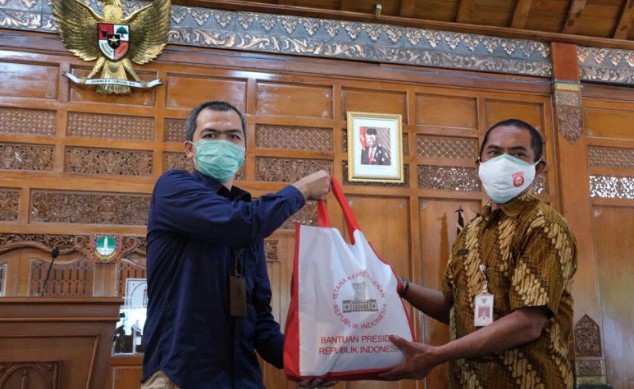 Wali Kota Surakarta FX Hadi Rudyatmo secara simbolis menerima paket bantuan berisi sembako (ANTARA/Aris Wasita)